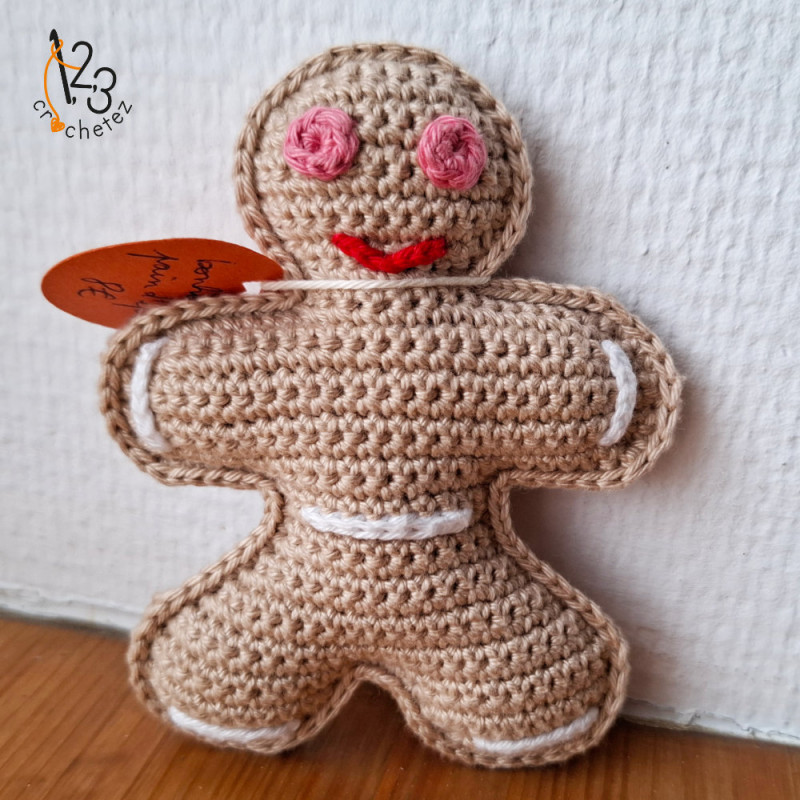 Le petit bonhomme en pain d'épices, réalisé au crochet avec du fil coton.