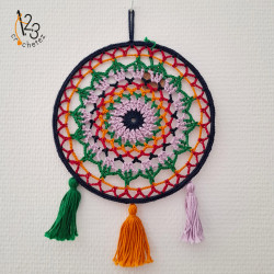 L'attrape-rêves multicolore, fait main au crochet en Alsace.