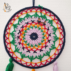L'attrape-rêves multicolore, fait main au crochet en Alsace.